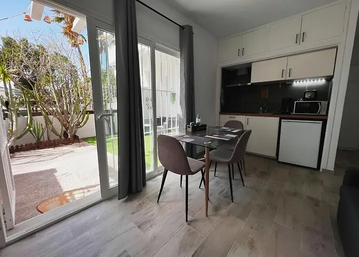 Relaxing Escape, Cozy Terrace Bravo's House *